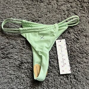 NWT Boutine LA Keylime Pie Green Thong Double Strap
